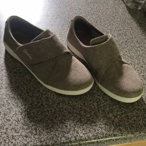 Bob’s Skechers Madison ave memory foam